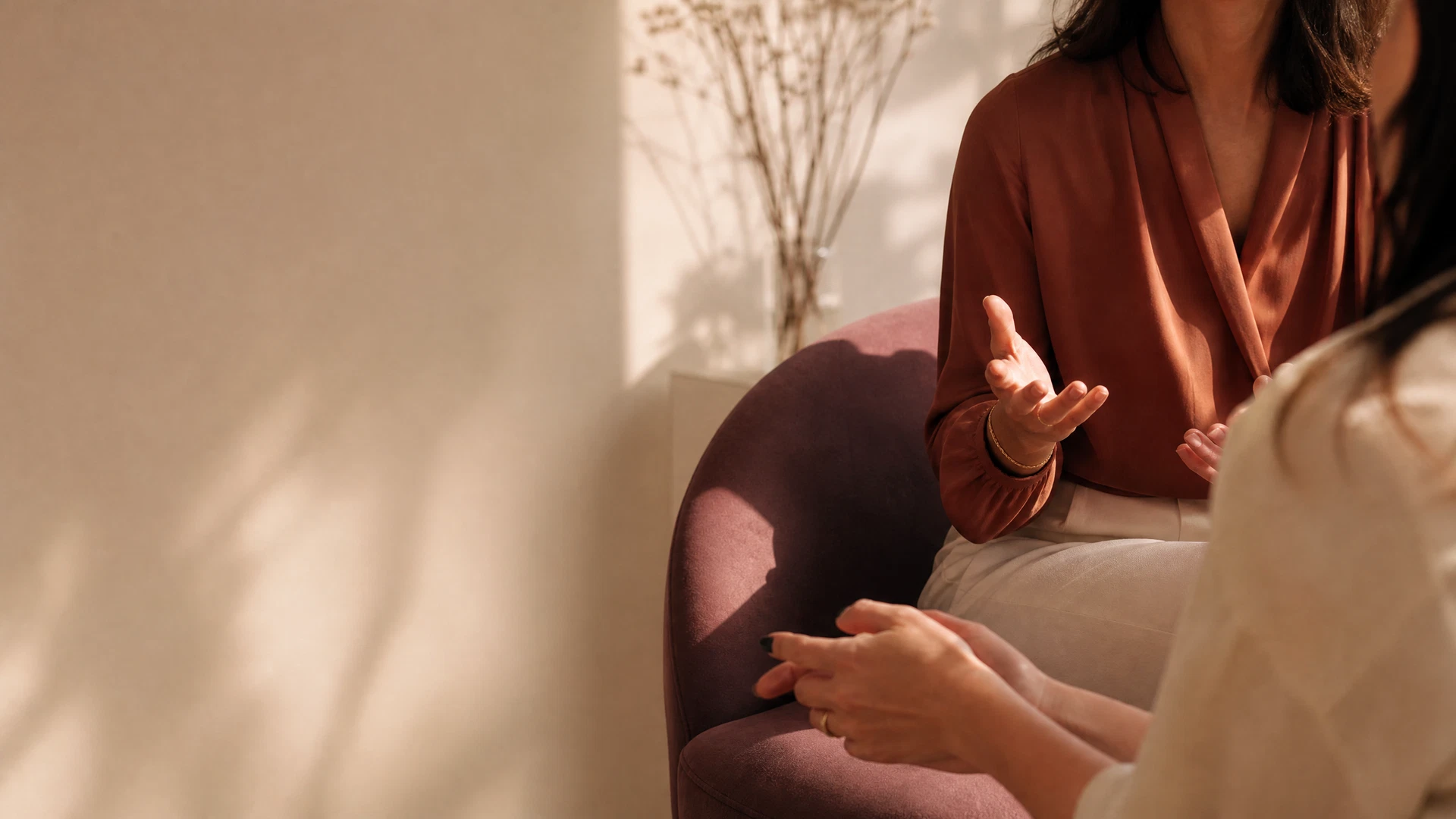 Échange professionnel chaleureux lors d&rsquo;une séance de consulting